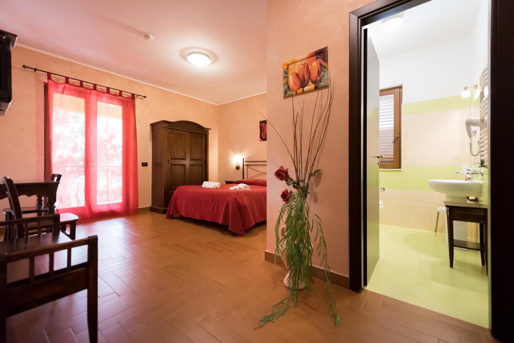 Valle Himara Hostal Piana Degli Albanesi Exterior foto