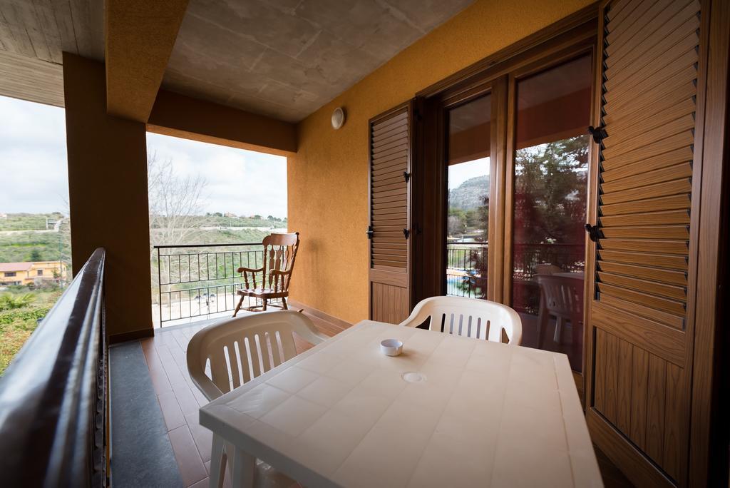 Valle Himara Hostal Piana Degli Albanesi Exterior foto