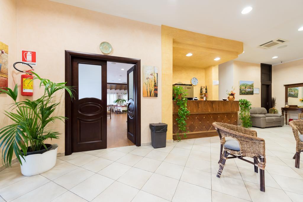 Valle Himara Hostal Piana Degli Albanesi Exterior foto